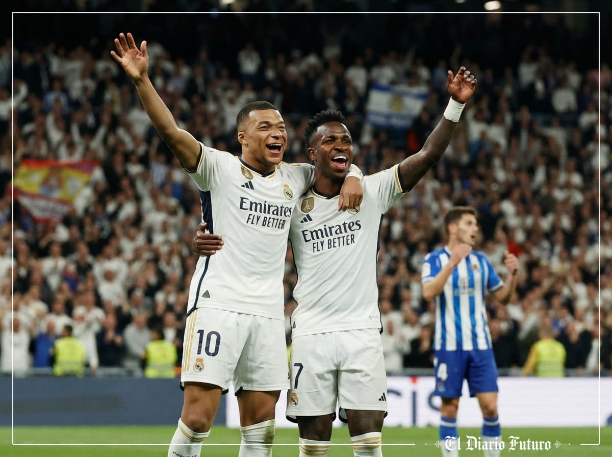 Dos futbolistas del Real Madrid celebran un gol de noche en el Santiago Bernabéu.