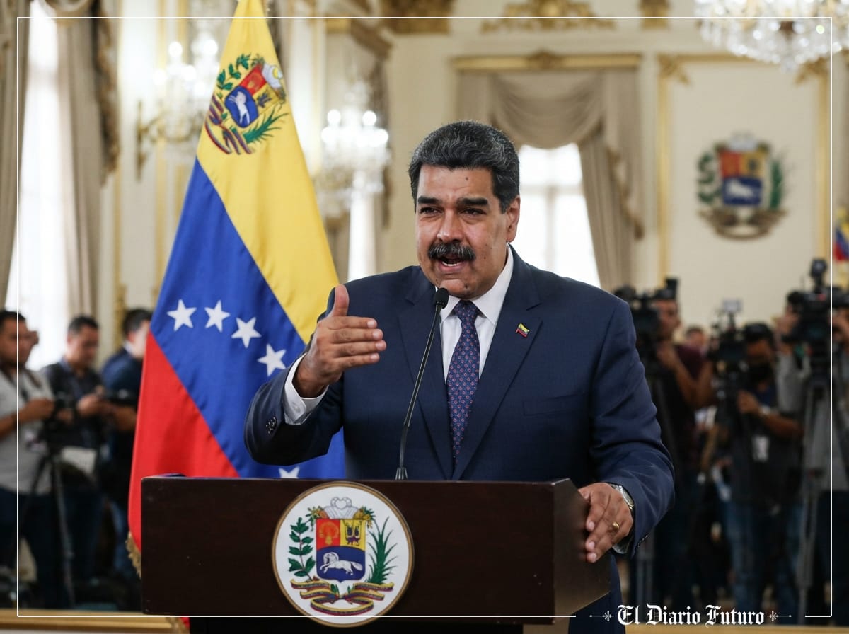Dirigente político habla con gesto firme tras un atril con la bandera de Venezuela.