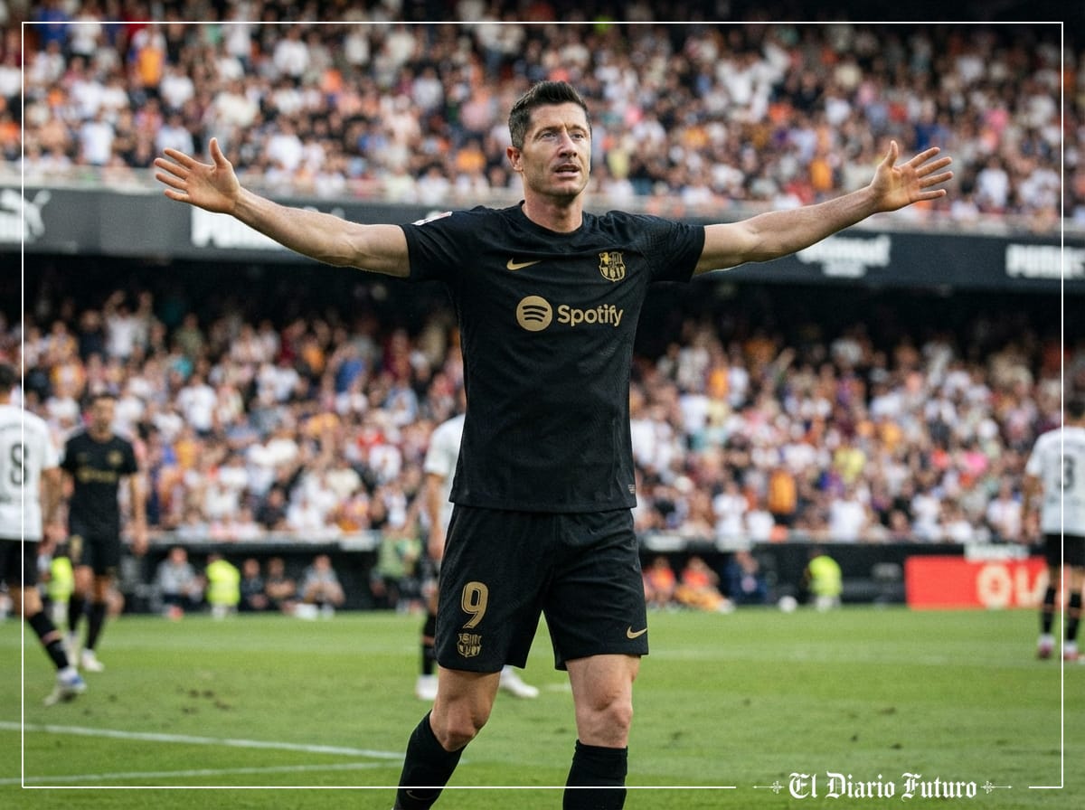 Un delantero del FC Barcelona celebra un gol en el estadio de Mestalla.