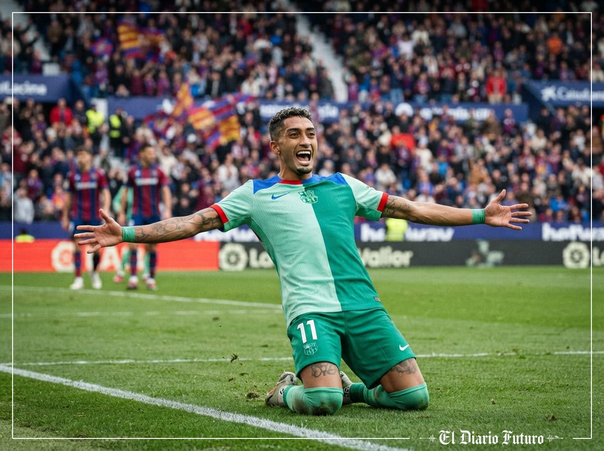 Raphinha celebra un gol en el Ciutat de València con la tercera equipación verde del Barcelona