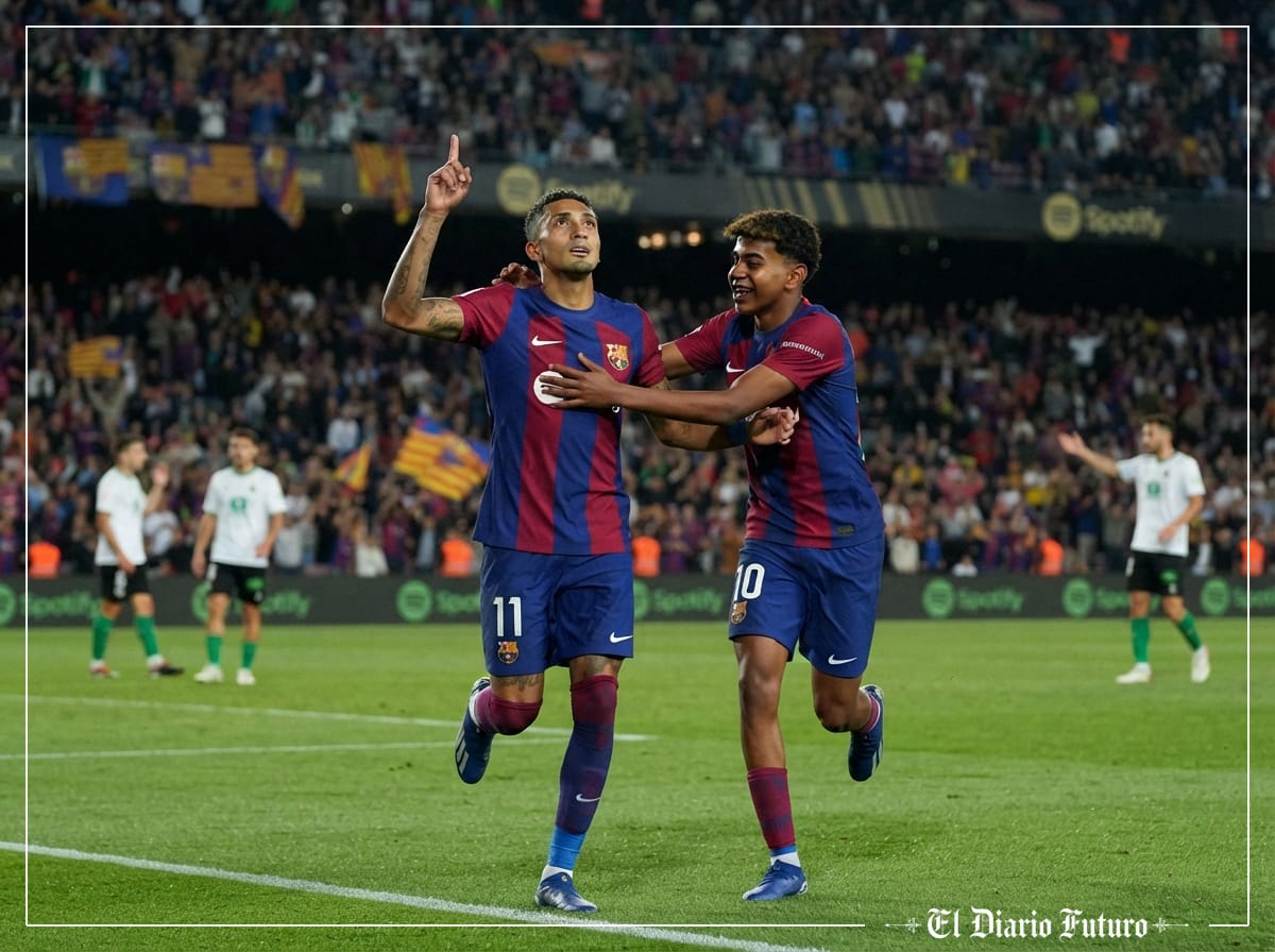 Raphinha y Lamine Yamal celebran un gol del Barcelona ante el Racing en el Spotify Camp Nou.