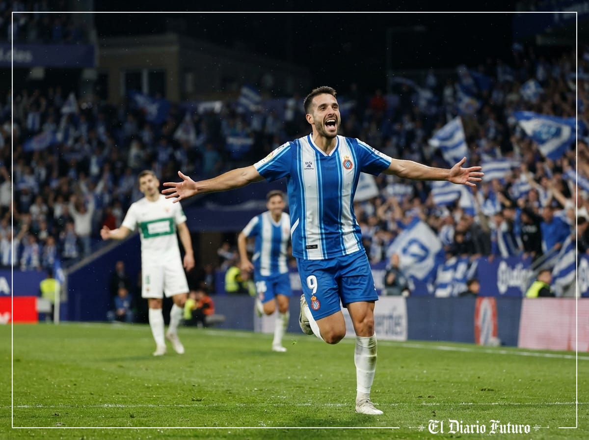 Roberto Fernández celebra con los brazos abiertos uno de sus goles ante el Elche en el RCDE Stadium.