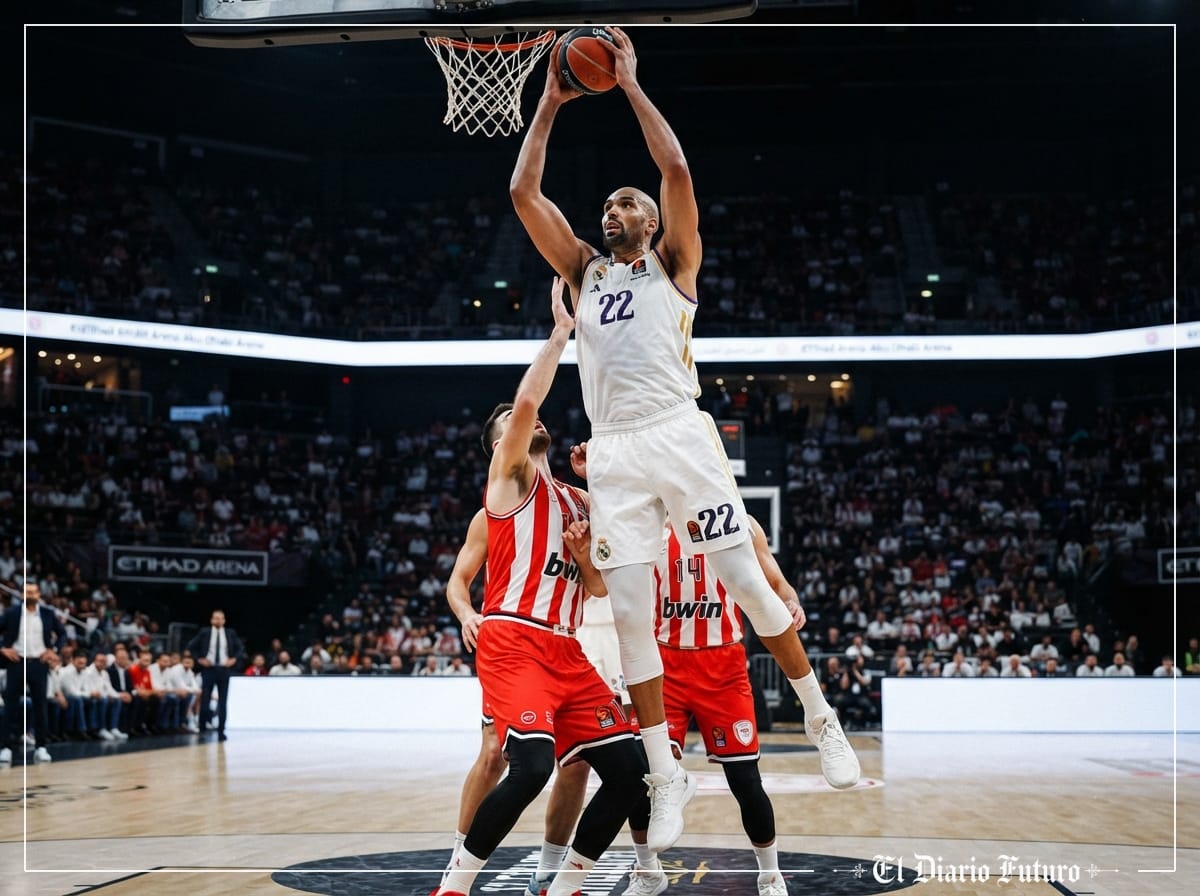 Walter Tavares captura un rebote por encima de los pívots del Olympiacos en la final de la Supercopa de la Euroliga.
