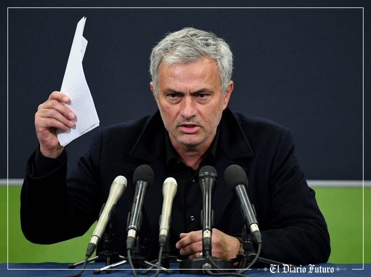 José Mourinho gesticula durante una comparecencia ante la prensa.