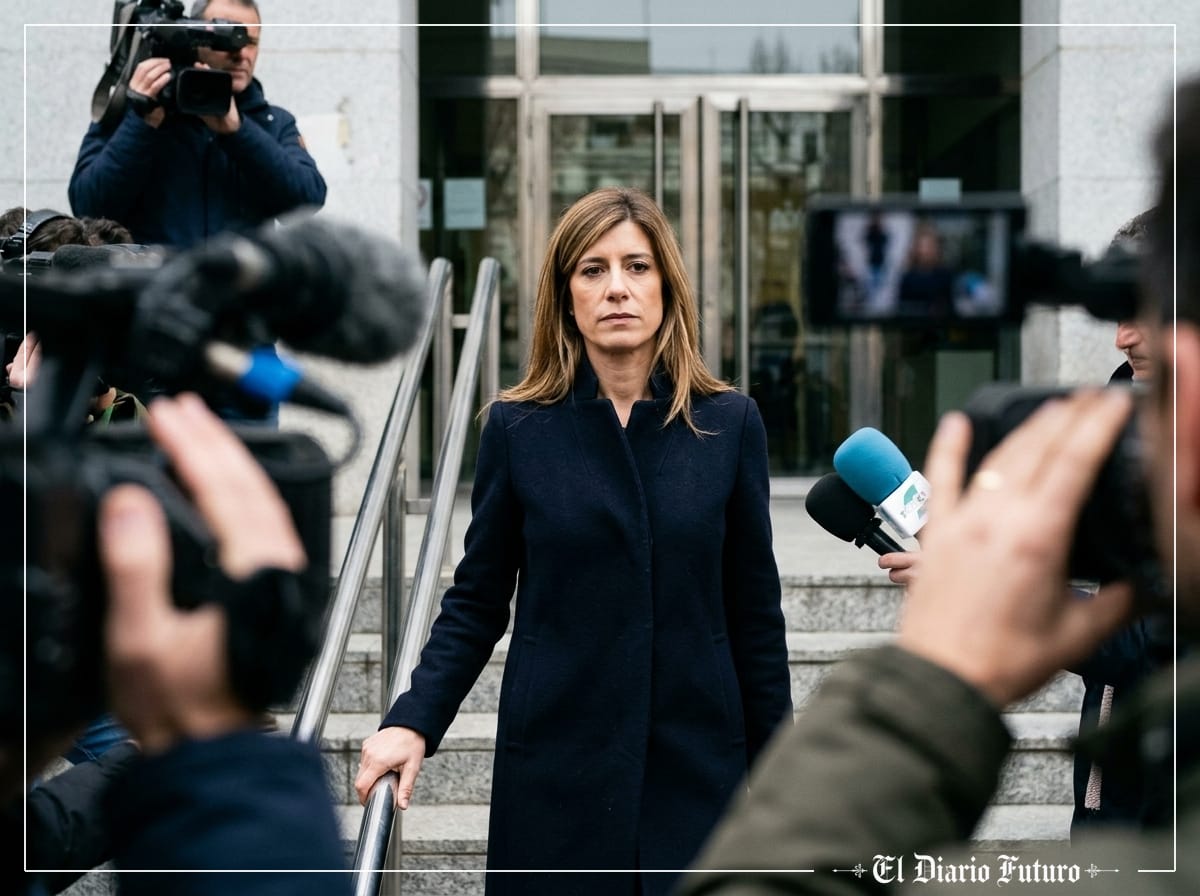 Begoña Gómez sale de la sede de la Audiencia Provincial de Madrid rodeada de cámaras.