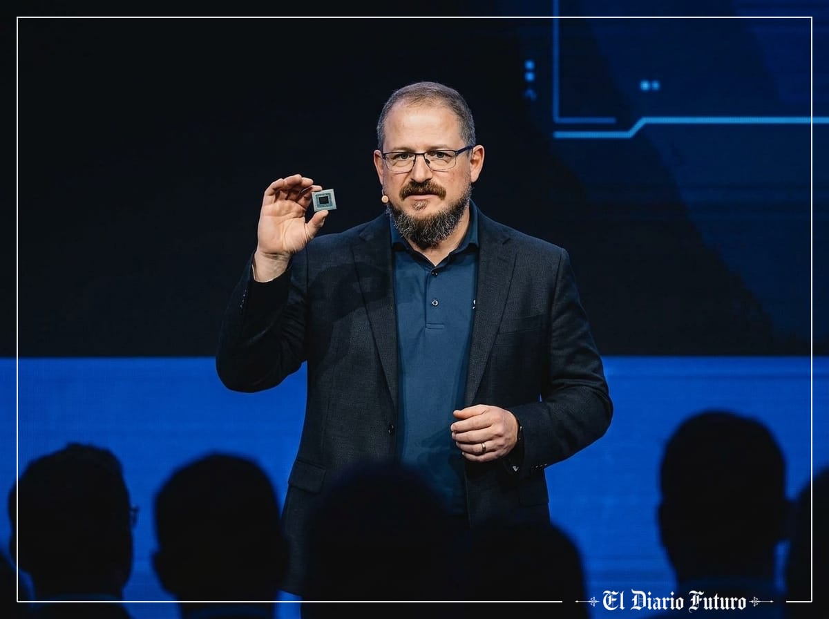 Cristiano Amon presenta los nuevos procesadores Snapdragon en el escenario del Snapdragon Summit.