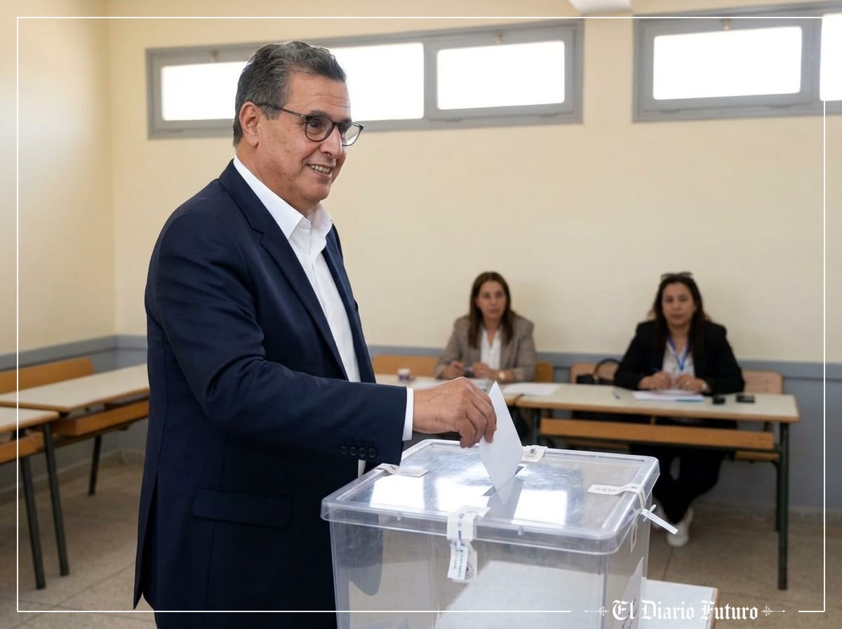 Aziz Ajanuch deposita su papeleta en una urna transparente en un colegio electoral de Agadir.