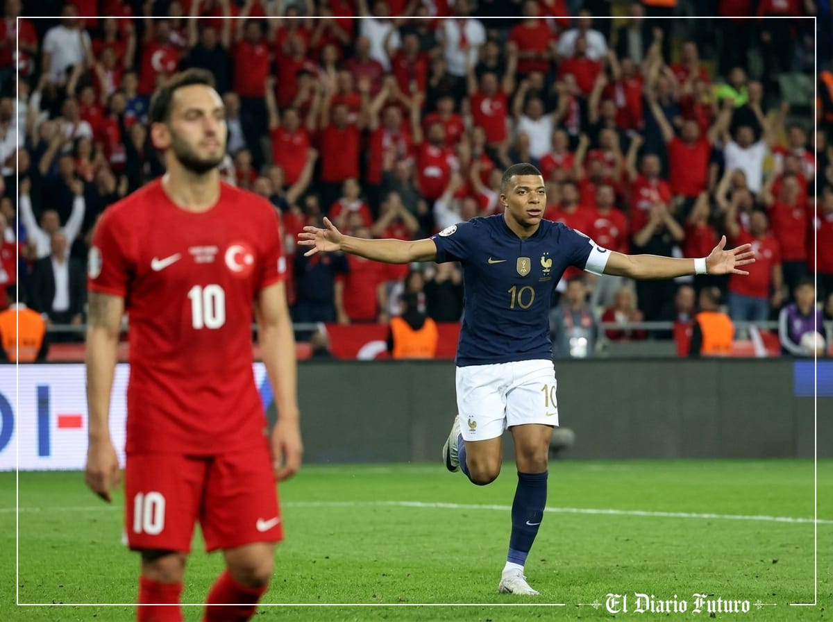 Kylian Mbappé celebra un gol con la camiseta azul de Francia