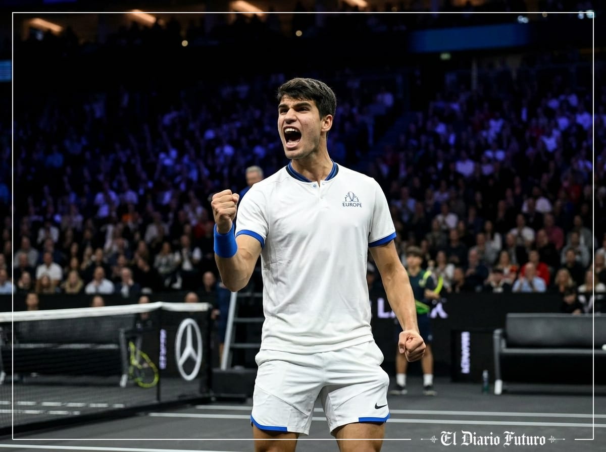 Carlos Alcaraz golpea un derechazo en la pista negra del O2 Arena