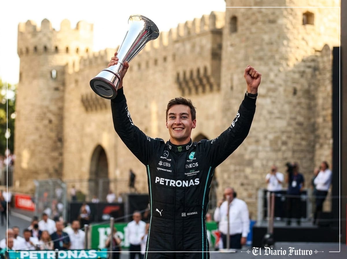 El Mercedes de George Russell rueda por el circuito urbano de Bakú