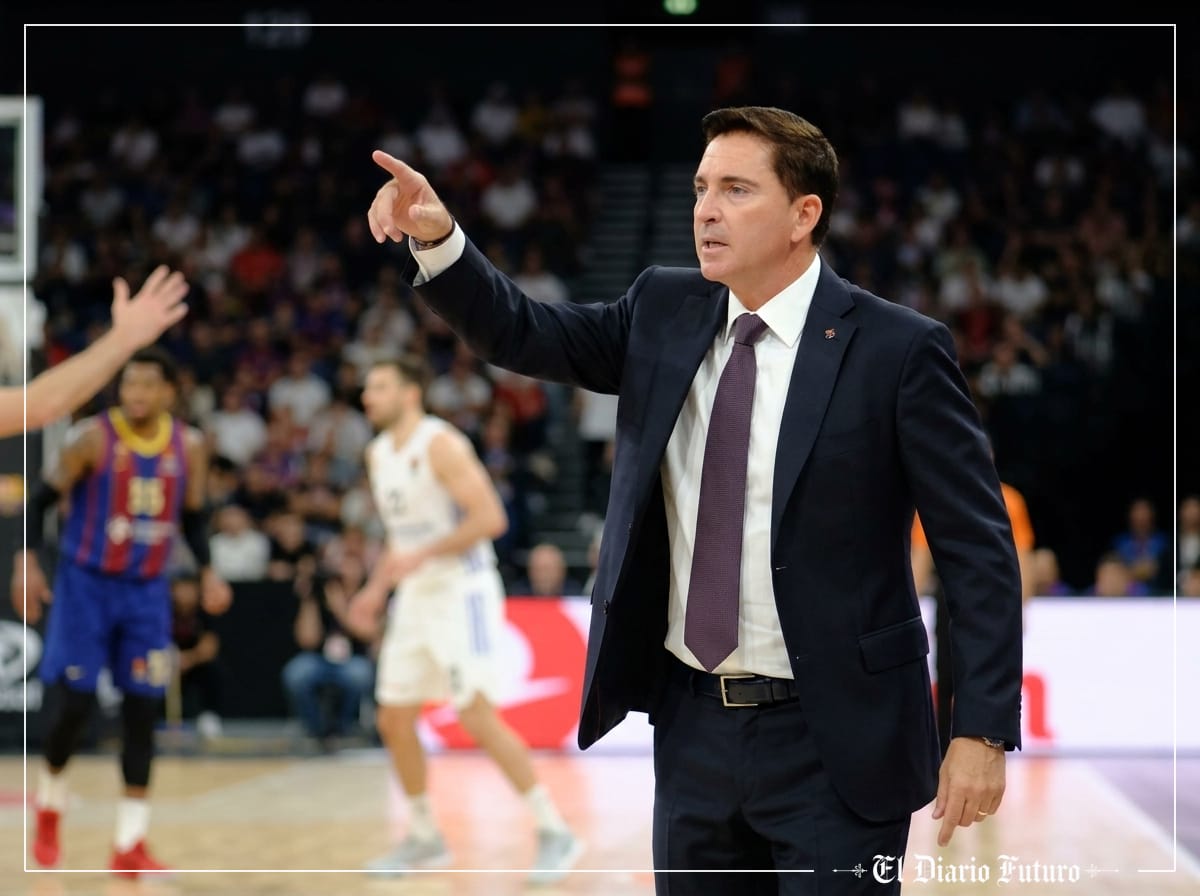 Xavi Pascual da instrucciones desde el banquillo de Dubai Basketball