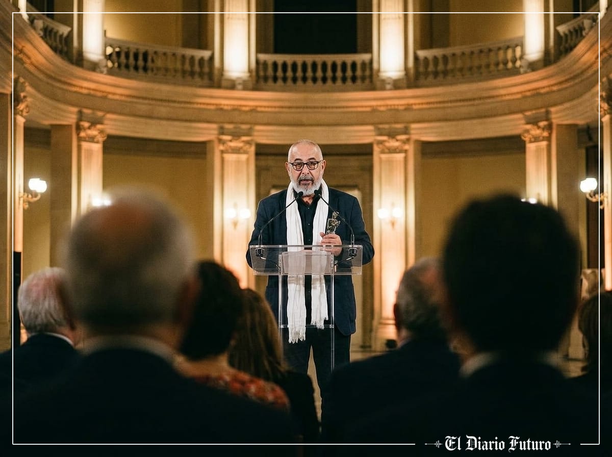 Leonardo Padura recibe el Premio Liber en el MNAC