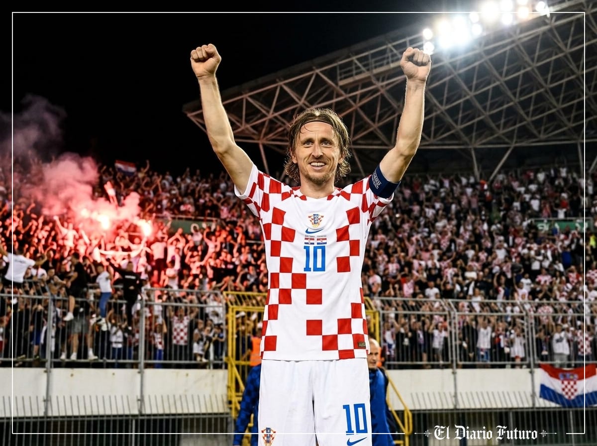 Luka Modric celebra con los brazos en alto en el estadio Poljud