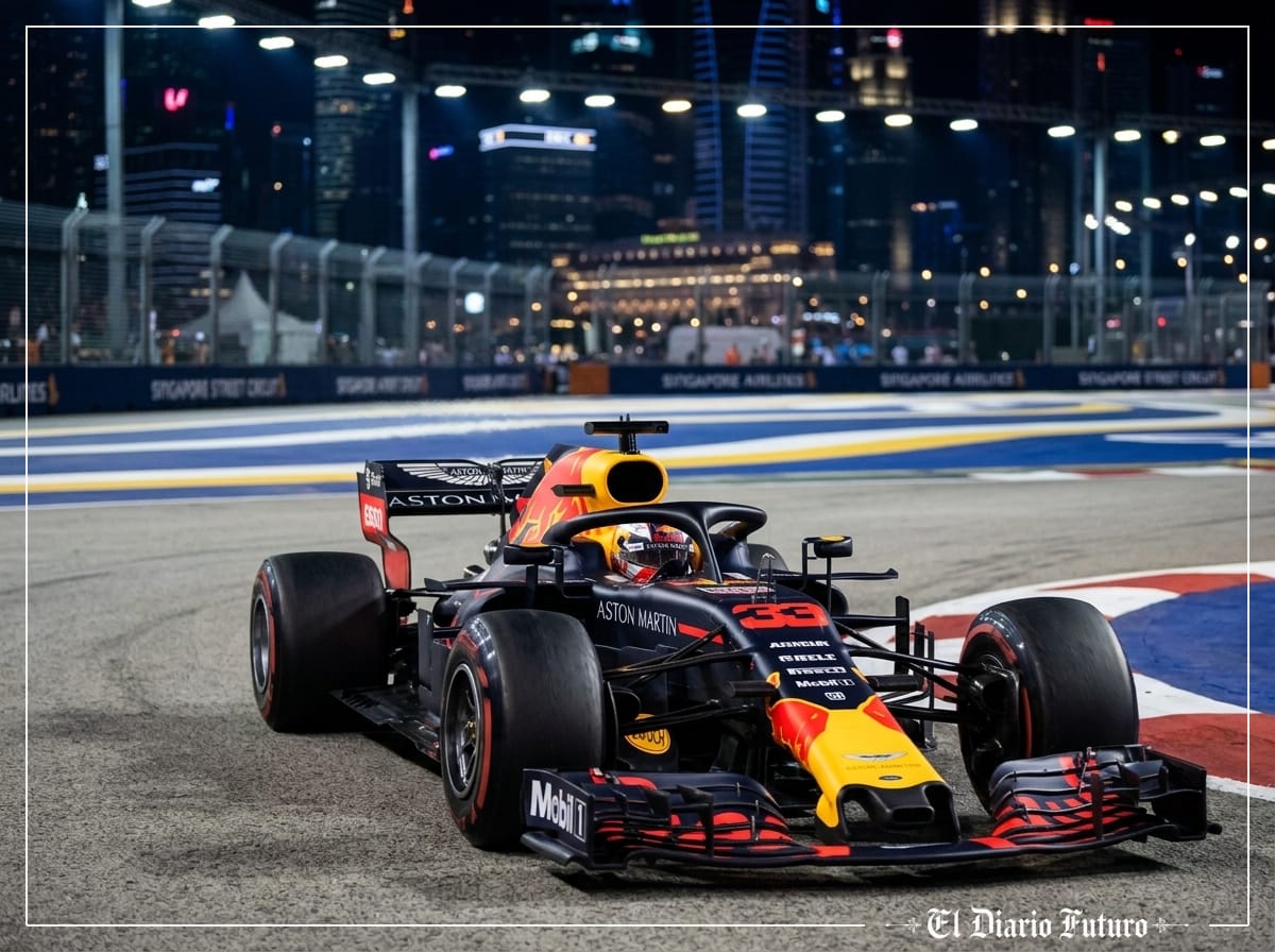 Max Verstappen pilota su Red Bull en el circuito nocturno de Marina Bay