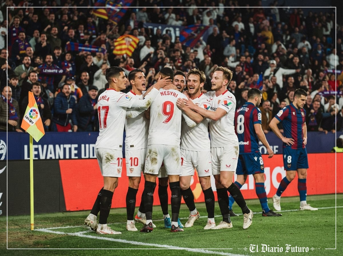 Jugadores del Sevilla celebran un gol en el Ciutat de València