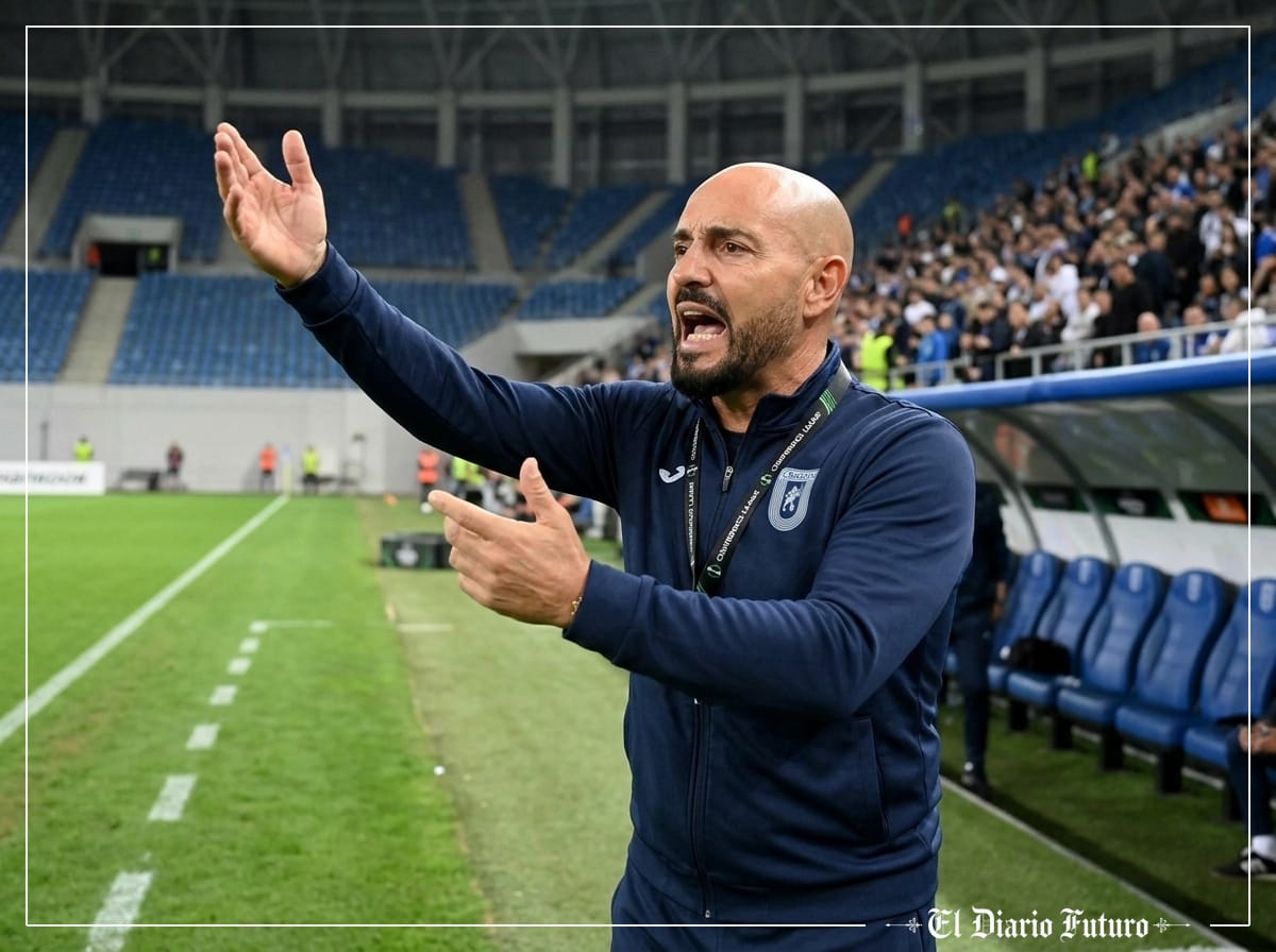 José Bordalás da instrucciones desde la banda en el estadio Ion Oblemenco de Craiova