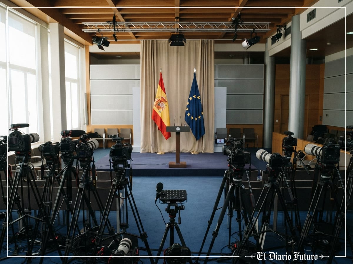 Sala de prensa del Palacio de la Moncloa preparada para la rueda de prensa del Consejo de Ministros.