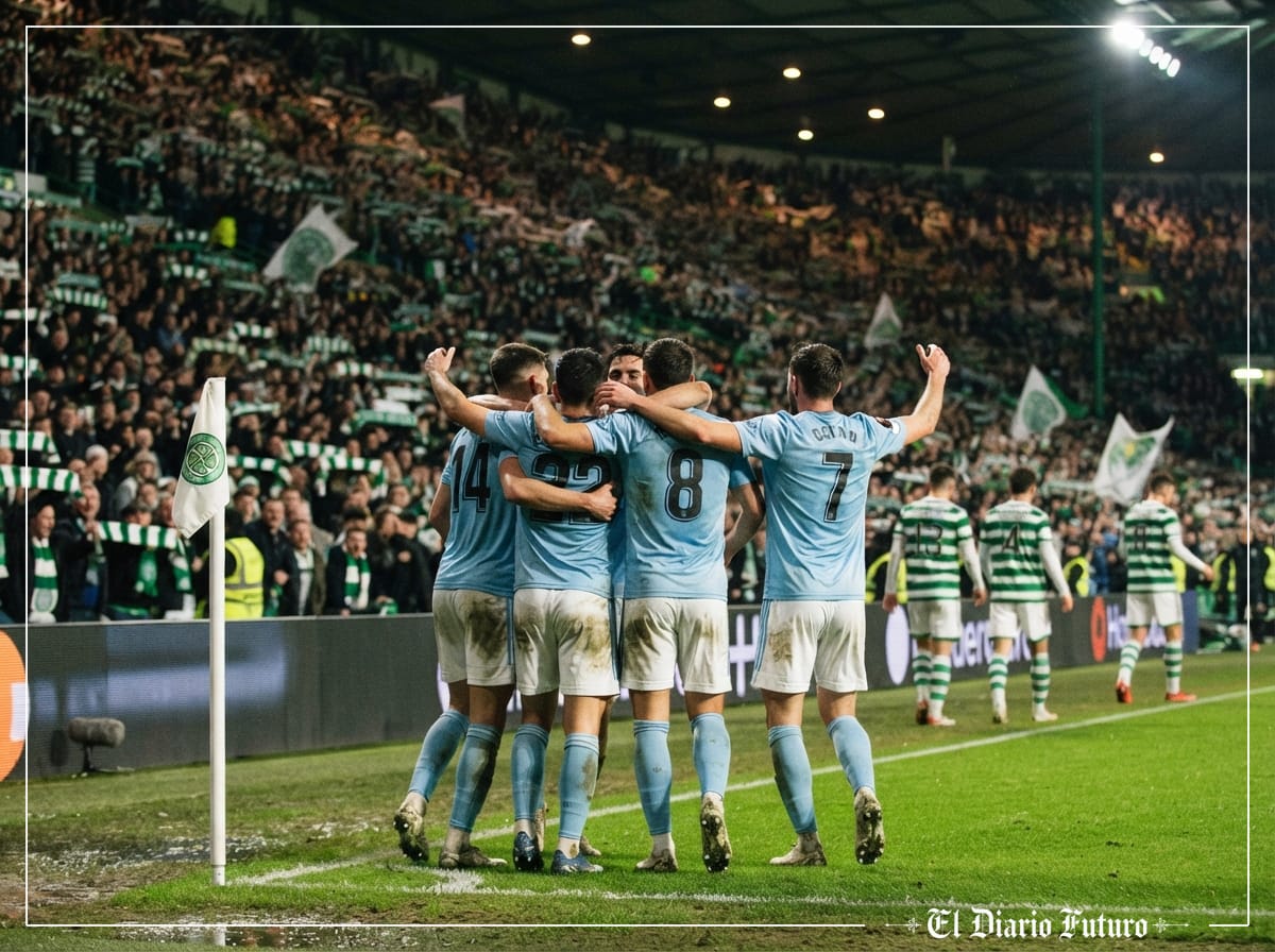 Jugadores del Celta celebran un gol en Celtic Park.