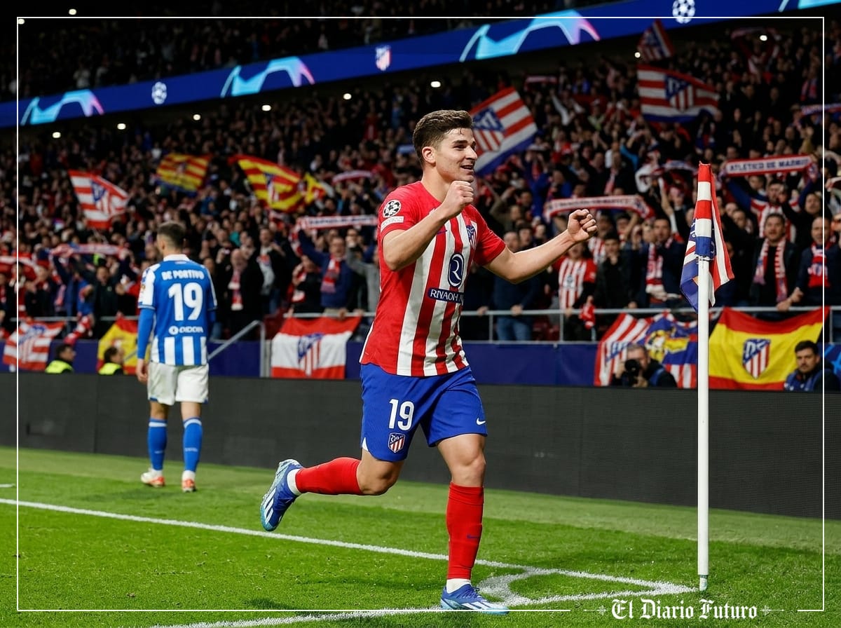 Julián Álvarez celebra un gol con la camiseta rojiblanca del Atlético en el Metropolitano