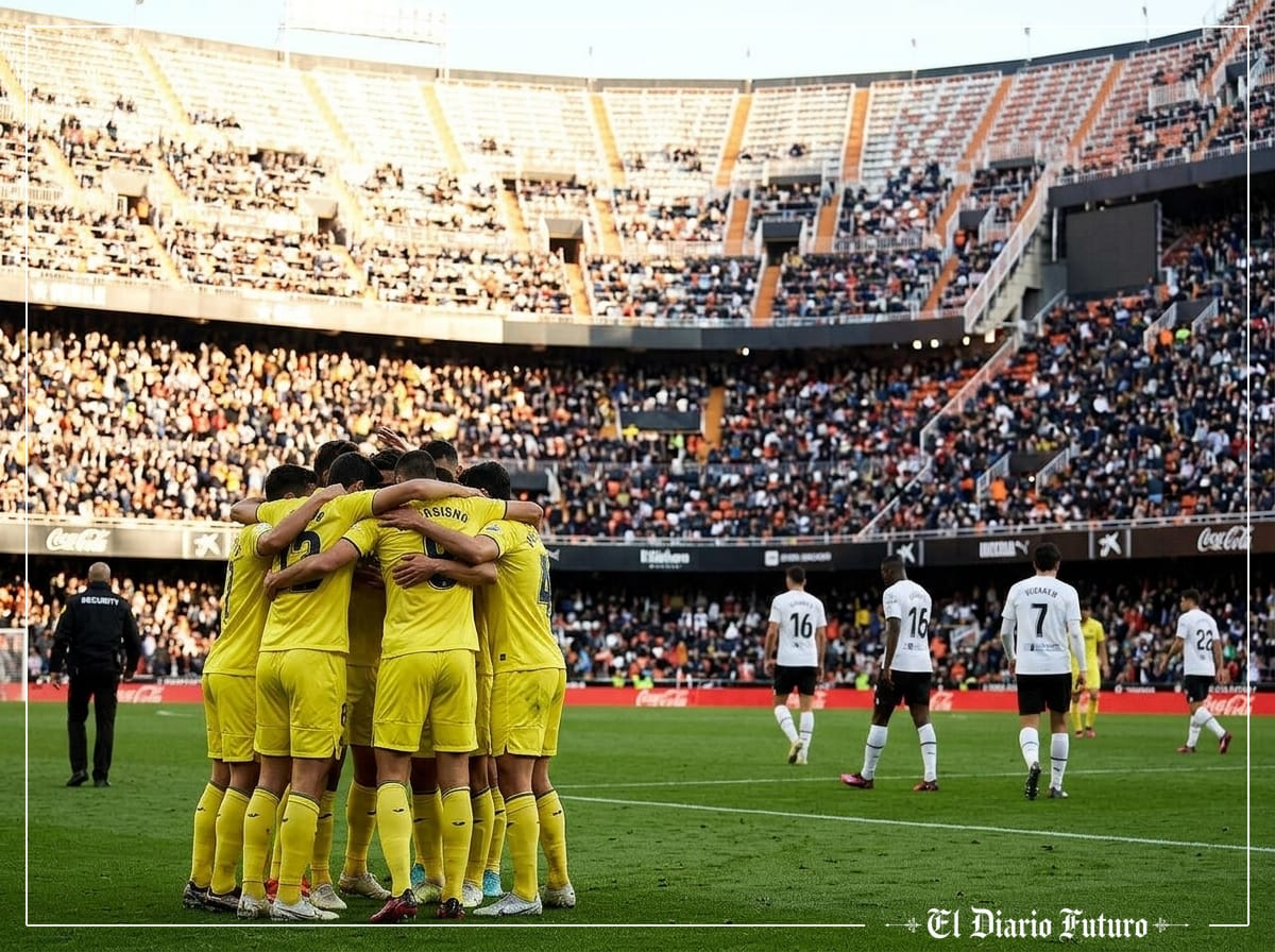 Jugadores del Villarreal celebran un gol en el césped de Mestalla