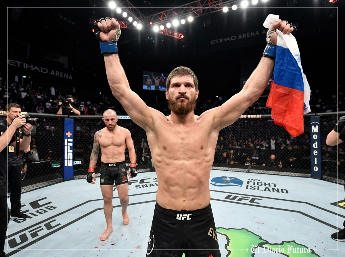 Movsar Evloev levanta los brazos en el octágono tras el combate ante Volkanovski