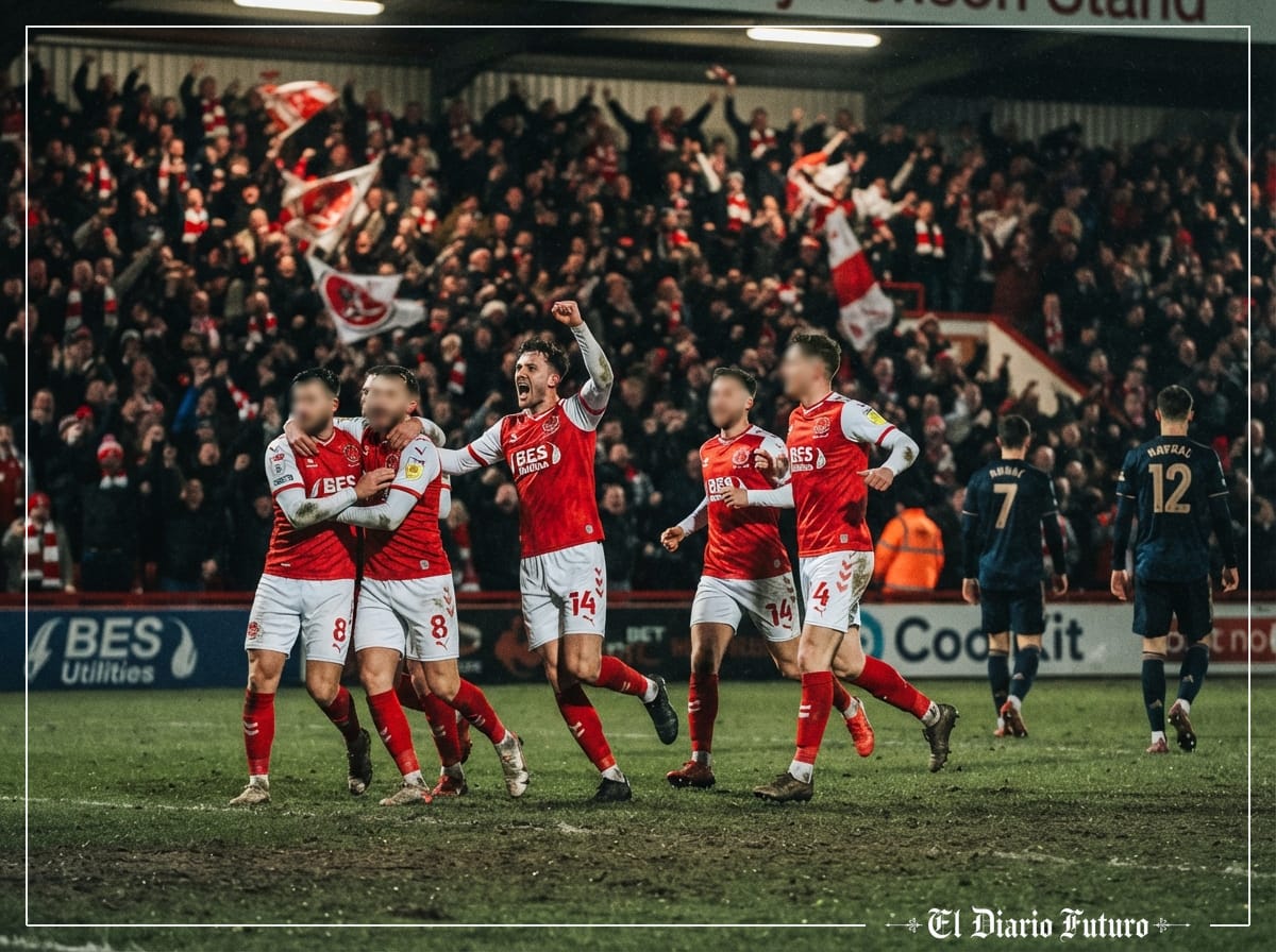 Jugadores del Fleetwood celebran ante su afición en Highbury Stadium