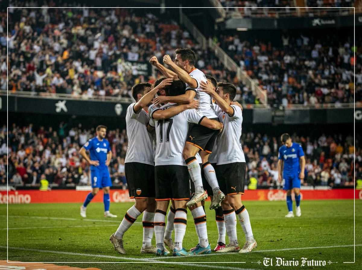 Jugadores del Valencia celebran un gol en Mestalla